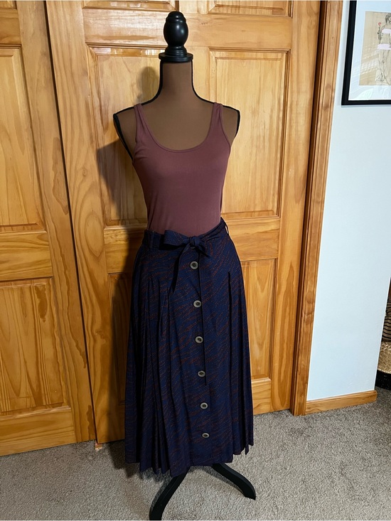 Boden Dresses & Skirts - Boden Navy Button-Front Midi Skirt with Subtle Rust Pattern and Tie Belt